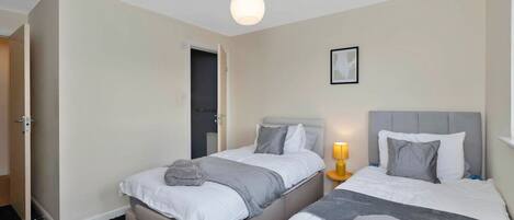 2 bedrooms, iron/ironing board, bed sheets