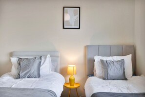 2 slaapkamers, een strijkplank/strijkijzer, beddengoed