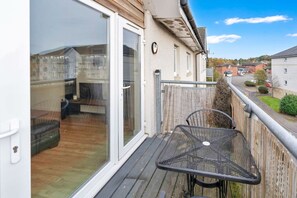 Outdoor dining - Free Parking | Central | 2 Bedroom | 4 Guests (West Lothian)