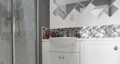 Free Parking | Central | 2 Bedroom | 4 Guests
