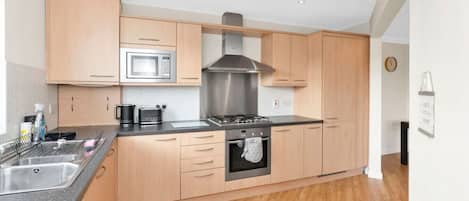 Jääkaappi, mikroaaltouuni, uuni, leivänpaahdin