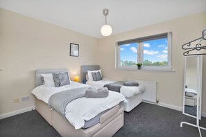 2 bedrooms, iron/ironing board, bed sheets - Free Parking | Central | 2 Bedroom | 4 Guests (West Lothian)