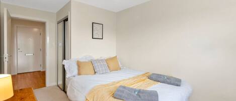 2 chambres, fer et planche Ă repasser, draps fournis