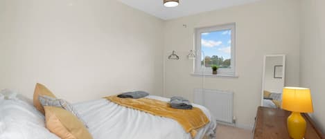 2 bedrooms, iron/ironing board, bed sheets