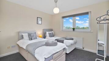 2 quartos, ferros/tábuas de passar roupa, Wi-Fi, roupa de cama