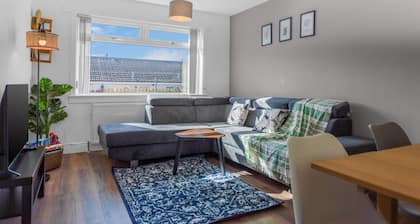 Free Parking | Central | Sleeps 5 | 2 Bedrooms
