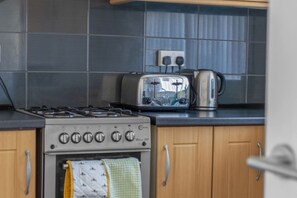 Frigorífico, microondas, horno y lavavajillas