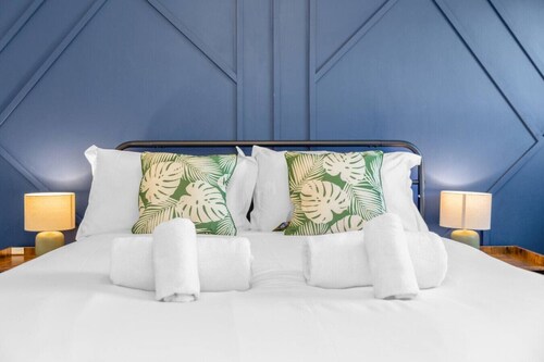 Free Parking | Central | Sleeps 5 | 2 Bedrooms