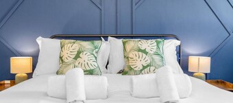 Free Parking | Central | Sleeps 5 | 2 Bedrooms