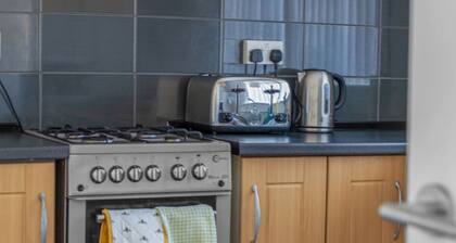 Free Parking | Central | Sleeps 5 | 2 Bedrooms