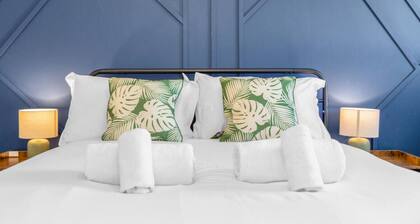 Free Parking | Central | Sleeps 5 | 2 Bedrooms