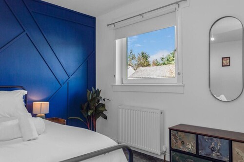 Free Parking | Central | Sleeps 5 | 2 Bedrooms