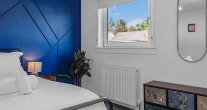 Free Parking | Central | Sleeps 5 | 2 Bedrooms