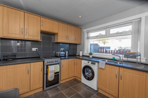 Free Parking | Central | Sleeps 5 | 2 Bedrooms