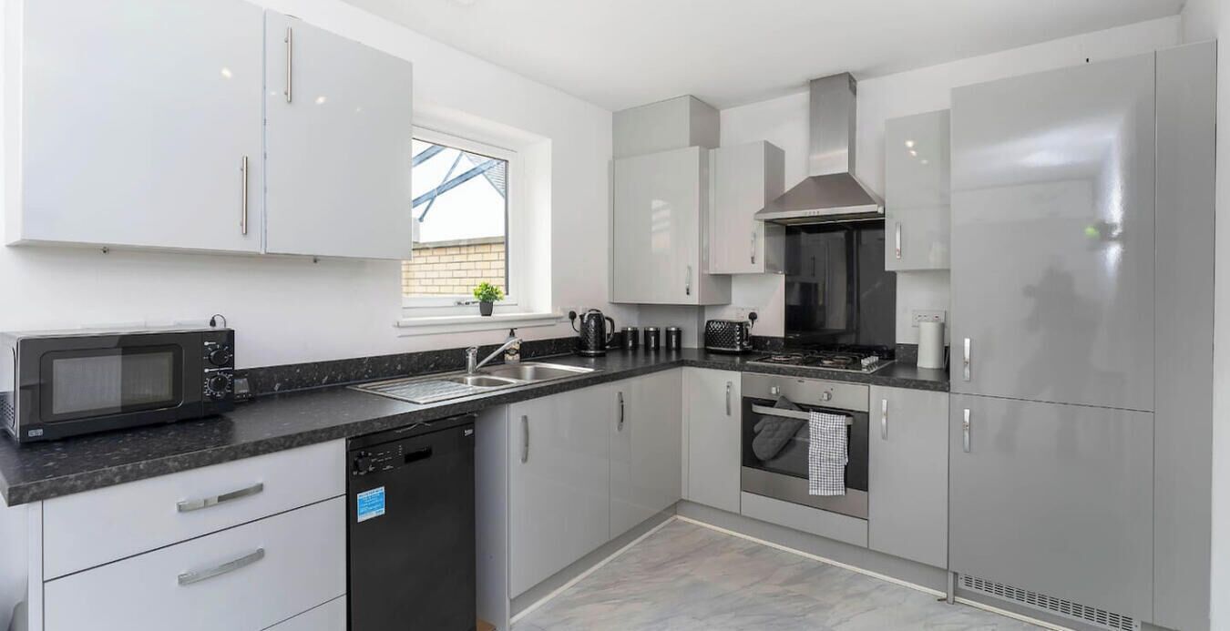 Micro-ondes, four, lave-vaisselle, grille-pain