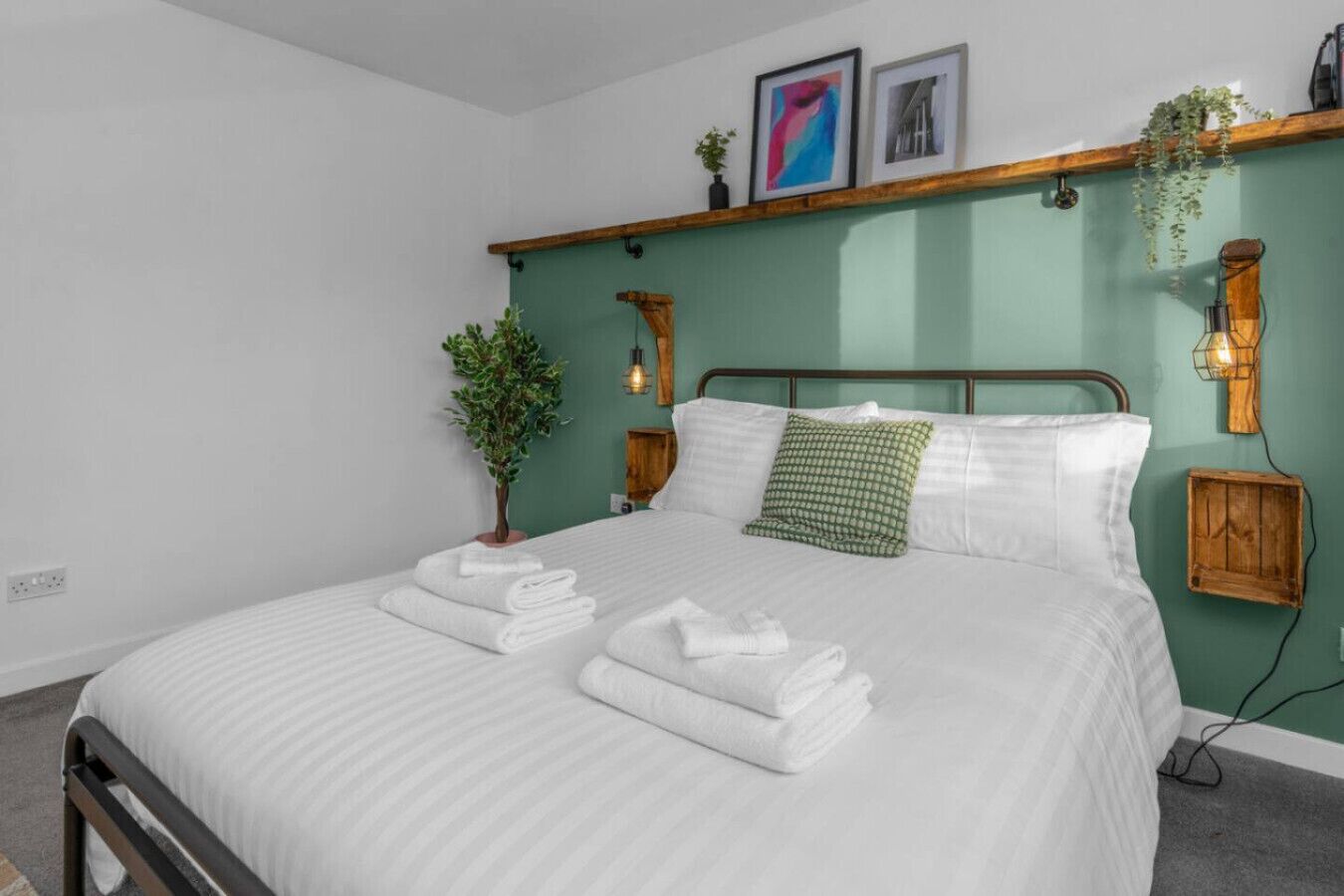 Bureau, fer et planche à repasser, Wi-Fi, draps fournis