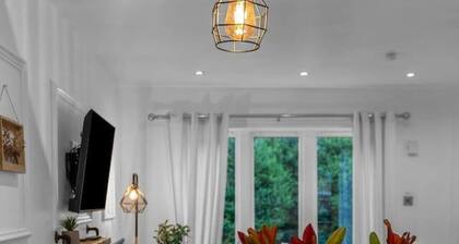 Free Parking | Central | Sleeps 5 | 2 Bedrooms