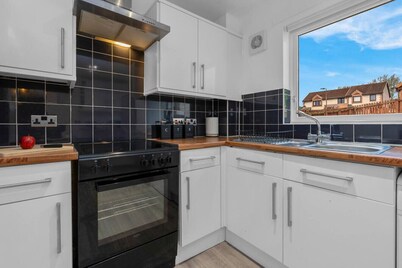 Free Parking | Central | Sleeps 5 | 2 Bedrooms