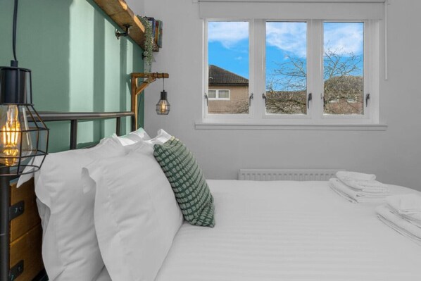 Desk, iron/ironing board, WiFi, bed sheets