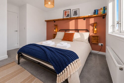 Free Parking | Central | Sleeps 5 | 2 Bedrooms