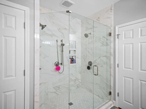Séchoir à cheveux, serviettes fournies, savon, papier de toilette