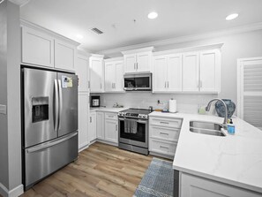 Private kitchen - Waterfront Beautiful 3BR End-Unit in Walker Key— Balcony, Pools, and Boat slip (Orange Beach)