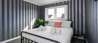 Free Parking | Central | Sleeps 7 | 3 Bedrooms