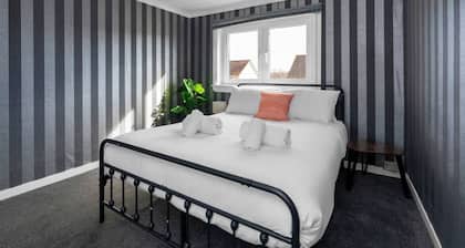 Free Parking | Central | Sleeps 7 | 3 Bedrooms