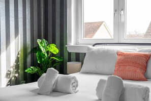 Escritorio, tabla de planchar con plancha, wifi y ropa de cama 