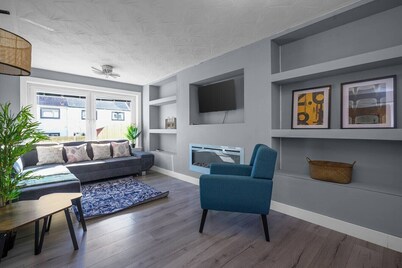 Free Parking | Central | Sleeps 7 | 3 Bedrooms