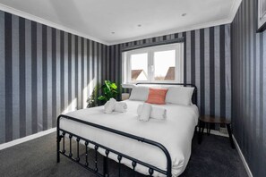 Desk, iron/ironing board, WiFi, bed sheets - Free Parking | Central | Sleeps 7 | 3 Bedrooms (West Lothian)