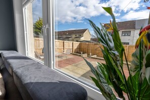 Interior - Free Parking | Central | Sleeps 7 | 3 Bedrooms (West Lothian)