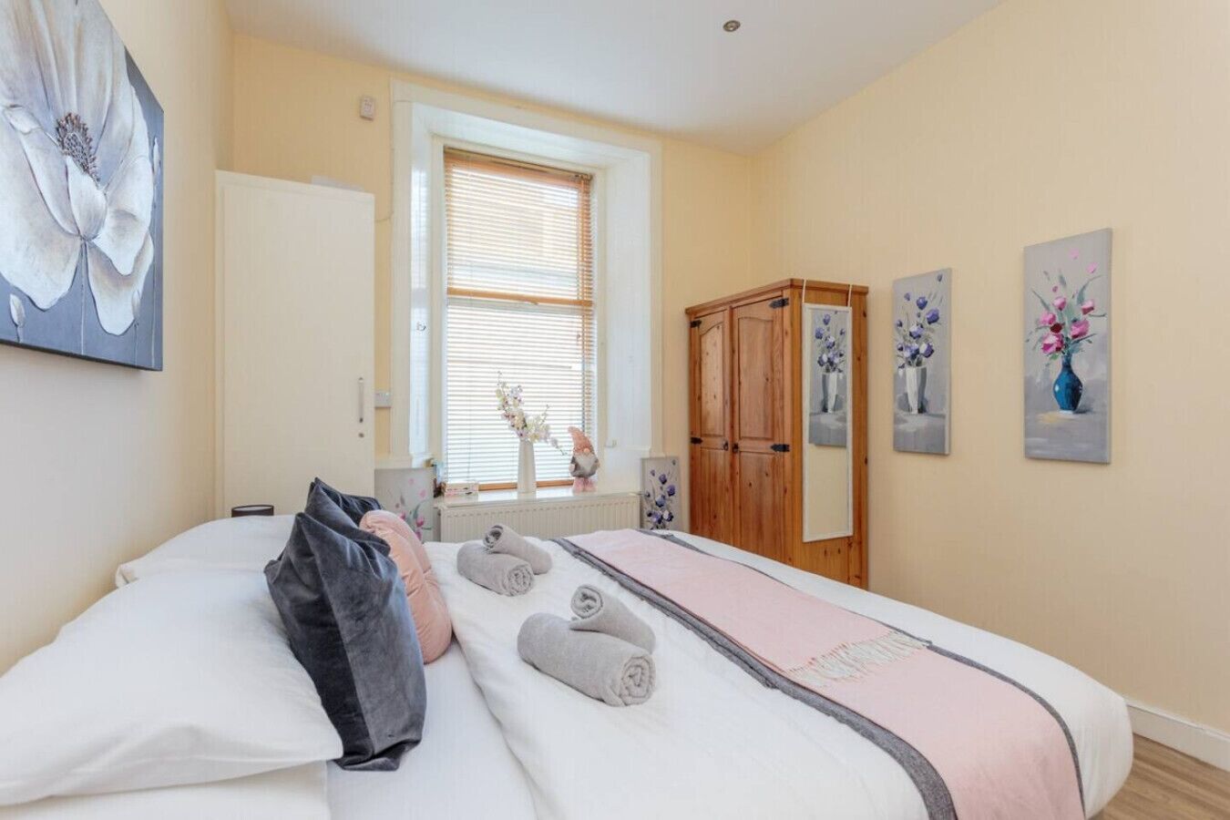 2 habitaciones, escritorio, tabla de planchar con plancha y wifi 