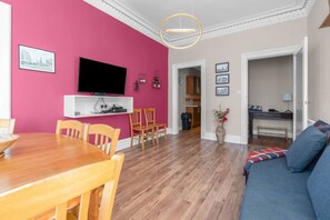 TV - Free Parking | City Centre | Sleeps 9 | 3 Bedrooms (Edinburgh)
