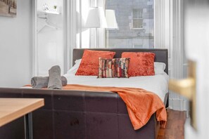 3 bedrooms, desk, iron/ironing board, WiFi - Free Parking | City Centre | Sleeps 9 | 3 Bedrooms (Edinburgh)