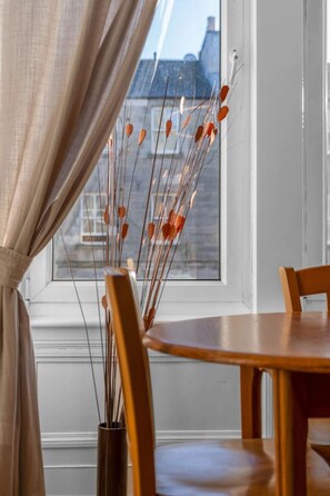 Dining - Free Parking | City Centre | Sleeps 9 | 3 Bedrooms (Edinburgh)