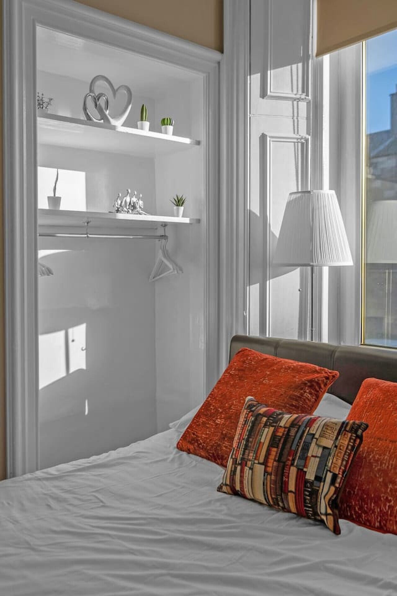 Skrivebord, strykejern/-brett, wi-fi og sengetøy