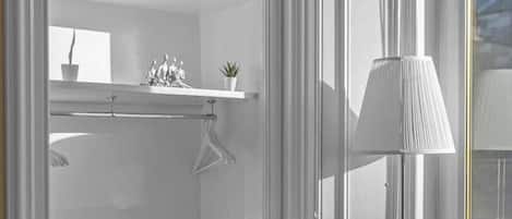 办公桌、熨斗/熨衣板、WiFi、床单