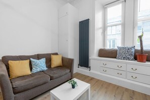 TV, fireplace - Tram | City Centre | Sleeps 3 | 2 Beds (Edinburgh)