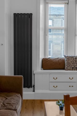 TV, fireplace - Tram | City Centre | Sleeps 3 | 2 Beds (Edinburgh)
