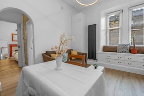 Interior - Tram | City Centre | Sleeps 3 | 2 Beds (Edinburgh)