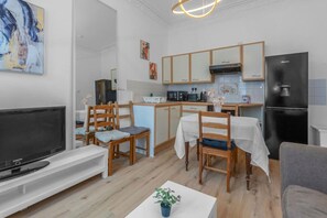 Kjøleskap, mikrobølgeovn, ovn og brødrister