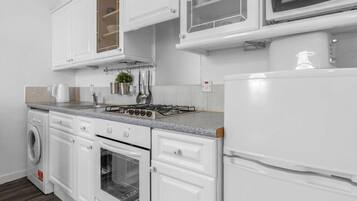 Kühlschrank, Mikrowelle, Ofen, Herdplatte