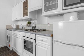 Kühlschrank, Mikrowelle, Ofen, Herdplatte