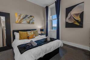 Iron/ironing board, WiFi, bed sheets - Free Parking | City Centre | Stunning Views (Edinburgh)