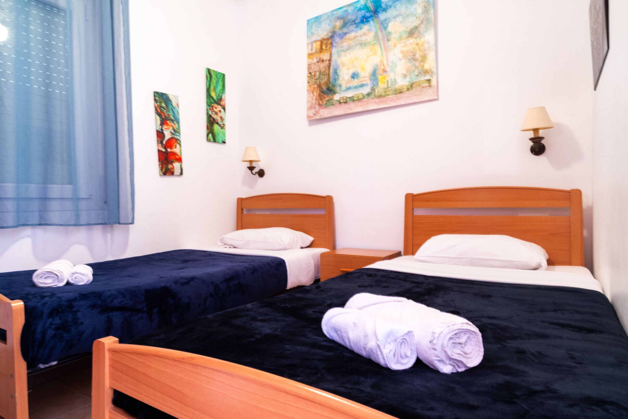 Tabla de planchar con plancha, wifi gratis, ropa de cama