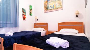 Tabla de planchar con plancha, wifi gratis, ropa de cama