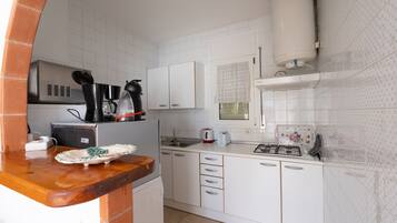 Kylskåp, mikrovågsugn, diskmaskin och kaffe- och tebryggare