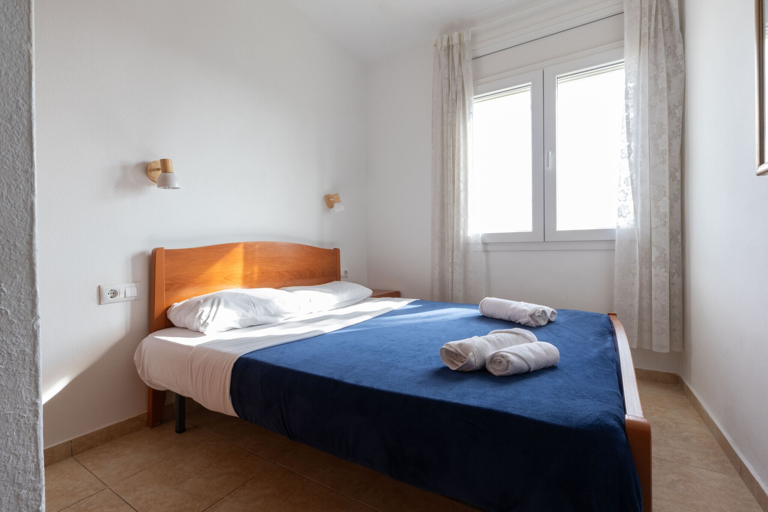 Tabla de planchar con plancha, wifi gratis, ropa de cama
