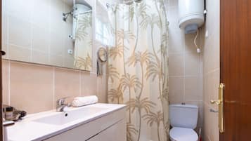 Douche, sèche-cheveux, serviettes fournies